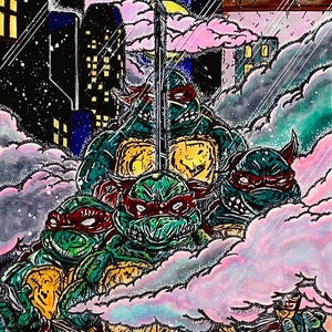 Peut inclure: Une illustration peinte à la main de quatre Tortues Ninja adolescentes dans un décor de ville enneigée. Les tortues portent leurs bandanas distinctifs et se tiennent dans un nuage de fumée. L'arrière-plan est une ville avec de grands bâtiments et une pleine lune.