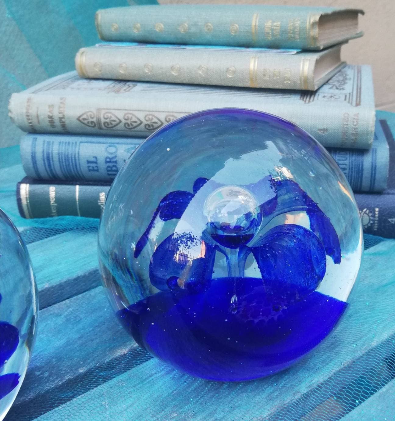Fermacarte In Metallo Blu A Forma Di Pavone Peacoblue | 13.5x11x20 Cm | Antiscivolo E Antiruggine | Regalo Originale Per Amanti Dei Libri