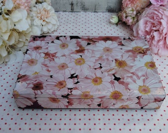 Tin Box Antique Candy Packaging with Pinky Daisies Pattern Collectible Box
