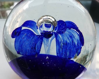 presse-papiers vintage en verre, fleur bleu cobalt soufflée à la main, grande boule de cristal
