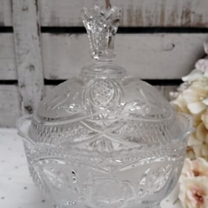 Bonbonnière en verre vintage recouverte d'une bombonnière en cristal transparent taillé avec trois pieds, pièce lourde de grande taille