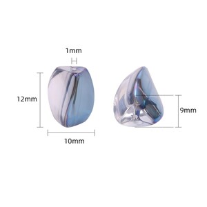 Pode incluir: Duas contas azuis iridescentes em forma de gota. Uma conta tem 12 mm de altura, 10 mm de largura e 1 mm de espessura. A outra conta tem 9 mm de altura. As contas t&ecirc;m uma superf&iacute;cie lisa e polida com padr&otilde;es internos.