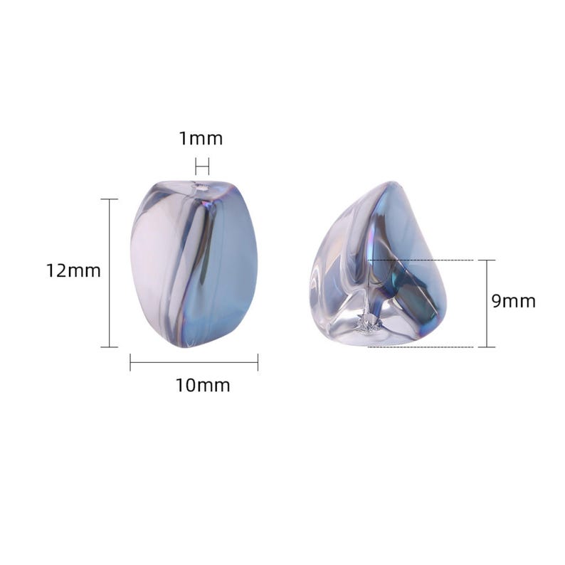 Pode incluir: Duas contas azuis iridescentes em forma de gota. Uma conta tem 12 mm de altura, 10 mm de largura e 1 mm de espessura. A outra conta tem 9 mm de altura. As contas t&ecirc;m uma superf&iacute;cie lisa e polida com padr&otilde;es internos.