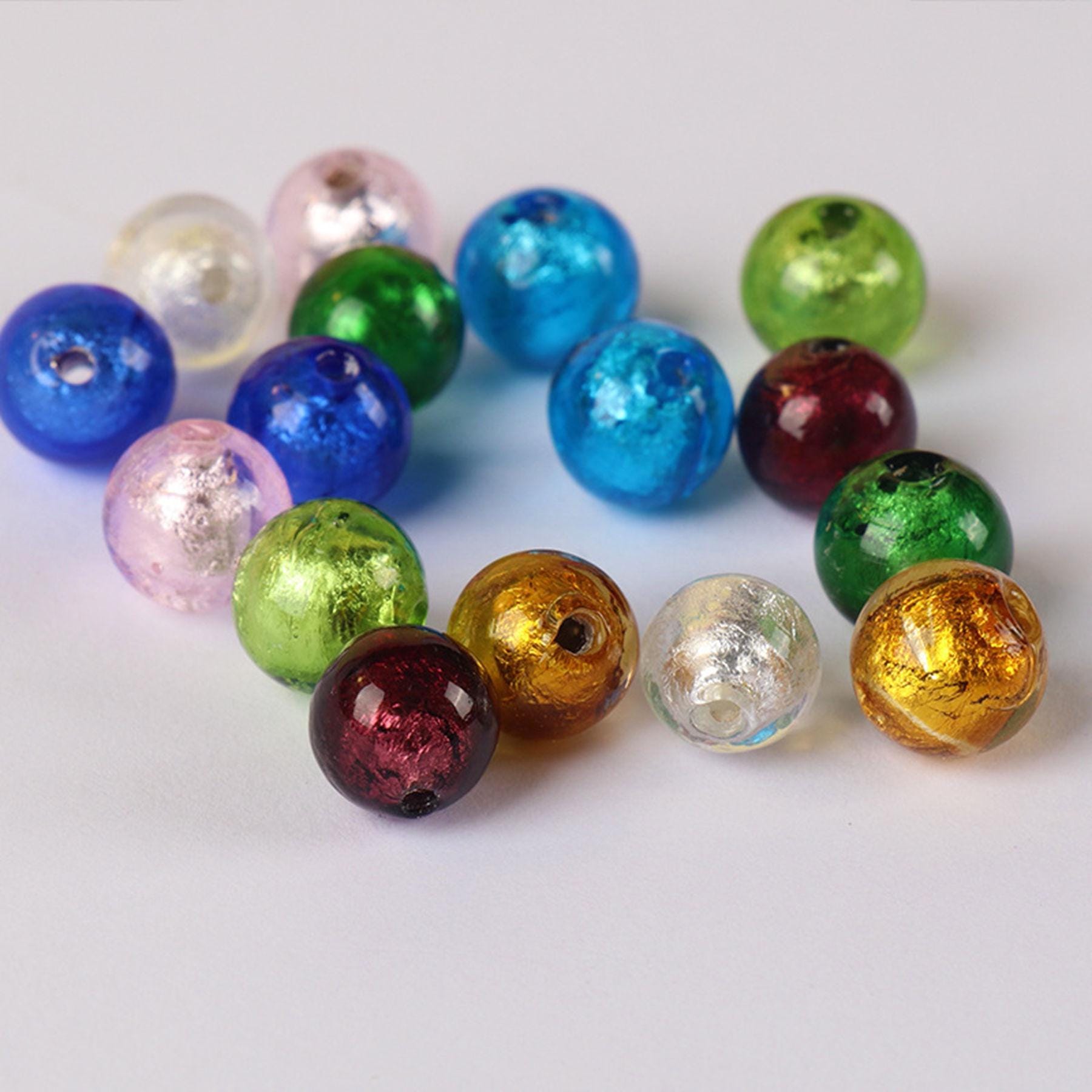 銀箔ガラスビーズ：カラフルなラウンドチャーム、10/12 mm、50個 