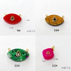 Puede incluir: Cuatro colgantes en forma de ojo en rojo, veta de madera, verde y rosa. Cada colgante tiene una fianza dorada y un acento central. Las medidas est&aacute;n en mil&iacute;metros y los pesos en gramos. Los colgantes son para la fabricaci&oacute;n de joyas.
