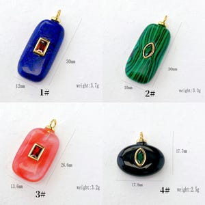 Puede incluir: Cuatro colgantes de piedras preciosas con detalles dorados. Los colgantes son de varias formas y colores: azul con piedra roja, verde con piedra verde, rojo con piedra roja y negro con piedra verde. Medidas en mm y pesos en gramos.