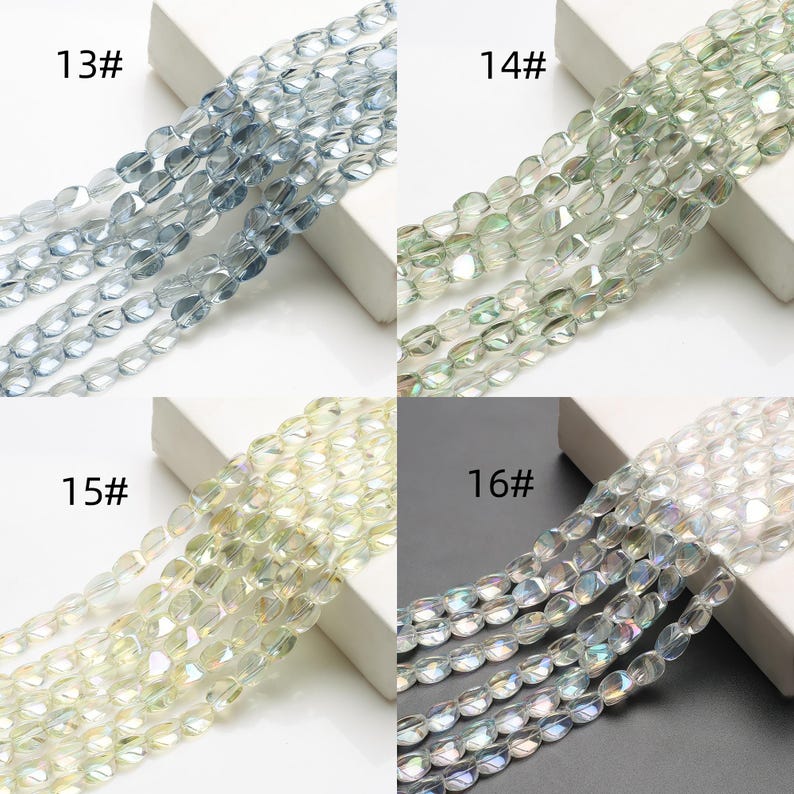 Pode incluir: Quatro conjuntos de contas ovais em v&aacute;rias cores: azul claro, verde, amarelo e branco iridescente. Cada conjunto &eacute; rotulado com um n&uacute;mero. As contas s&atilde;o enfiadas, prontas para fazer joias ou outros projetos de artesanato.