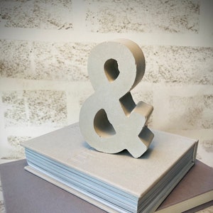 Betonowy ornament Ampersand