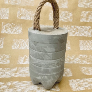 Concrete doorstop with rope handle - cylinder.