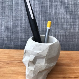 Organizador de escritorio con forma de calavera de hormigón
