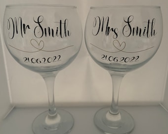 Mr and Mrs pair of gin glasses pink blue wedding present engagement gift alcohol 