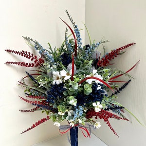 Bloemstuk van imitatiezijde voor Independence Day. Rood, wit en blauw kunstbloemenboeket
