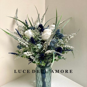 Ramo de flores artificiales azul marino y marfil hecho a mano: arreglo floral de lujo
