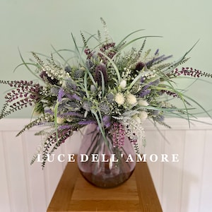 Arreglo floral con ramo de cardo, brezo y salvia de las Tierras Altas