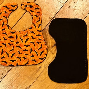 Bats bib, bats baby bib, Halloween bib, Halloween baby bib, spooky baby bib, baby bib,  Halloween burp cloth, bats burp cloth
