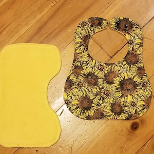 Sunflowers baby bib and burp cloth set, sunflowers bib, 1st birthday sunflowers bib, sunflowers burp cloth, sunflowers baby gift