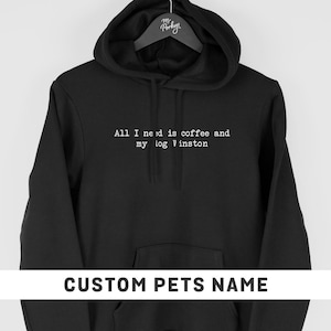 Alles wat ik nodig heb is koffie en mijn hond hoodie, aangepaste hondenliefhebber hoodie, hond wandelen hoodie, grappige hond hoodie, gepersonaliseerde huisdiereigenaar cadeau