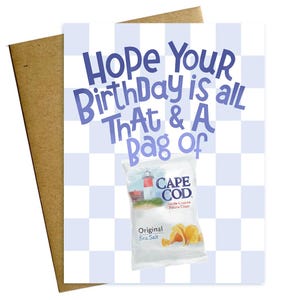 以下が含まれることがあります： 青と白のチェック柄の背景のグリーティングカード。「Hope Your Birthday is all That & A Bag Of」の文字と、Cape Codポテトチップスの袋が描かれています。チップスは「Original Sea Salt」味です。