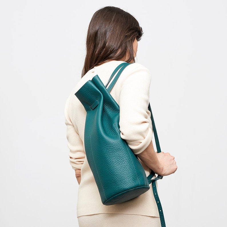 runder Lederrucksack, Grüner Rucksack aus Leder, Backpack 1.1 green leather, Designer Rucksack, edle Leder Umhängetasche, Mplus Design Berlin Ledertaschen, Damen Ledertasche Grün, kleiner Rucksack Damen, Echt Leder Handtasche Damen