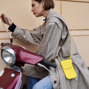 Handy Tasche aus Echt Leder mit Karten-/Geldfach, Kleine Umhängetasche, verstellbares Lederband, kleine Ausgehtasche, Phone bag Leather