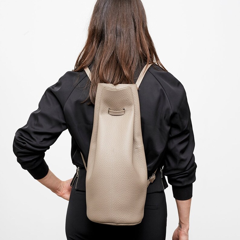 runder Lederrucksack, Taupe Rucksack aus Leder, Backpack 1.1 taupe leather, Designer Rucksack, edle Leder Umhängetasche, Mplus Design Berlin Ledertaschen, Damen Ledertasche Taupe, kleiner Rucksack Damen, diebstahlsicher, Echt Leder Handtasche Damen