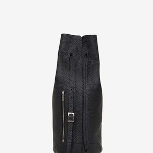 runder Lederrucksack, schwarzer Rucksack aus Leder, Backpack 1.1 black leather, Designer Rucksack, edle Leder Umhängetasche, Mplus Design Berlin Ledertaschen, Damen Ledertasche, kleiner Rucksack Damen, Zipperaußenfach, YKK Zipper