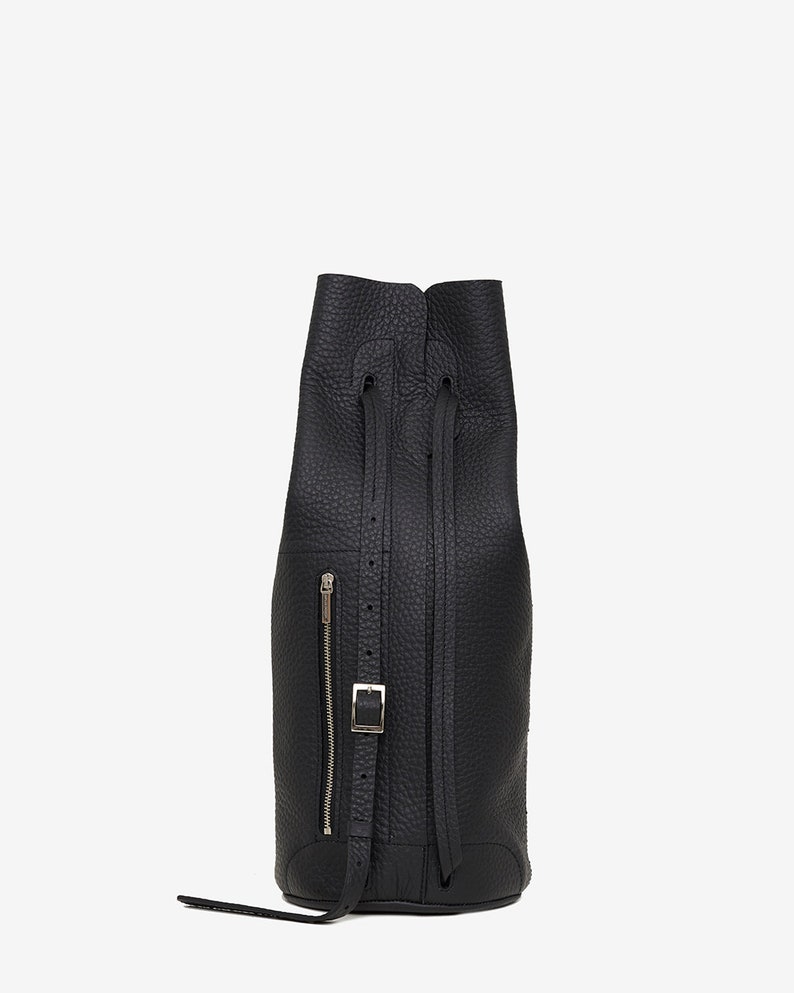 runder Lederrucksack, schwarzer Rucksack aus Leder, Backpack 1.1 black leather, Designer Rucksack, edle Leder Umhängetasche, Mplus Design Berlin Ledertaschen, Damen Ledertasche, kleiner Rucksack Damen, Zipperaußenfach, YKK Zipper