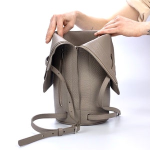 runder Lederrucksack, Taupe Rucksack aus Leder, Backpack 1.1 taupe leather, Designer Rucksack, edle Leder Umhängetasche, Mplus Design Berlin Ledertaschen, Damen Ledertasche Taupe, kleiner Rucksack Damen, praktisch, Echt Leder Handtasche Damen