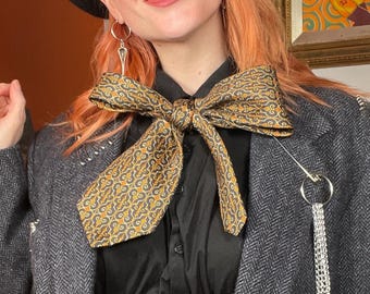 Accesorio de corbata de seda unisex con estampado azul marino y bronce vintage de los años 90