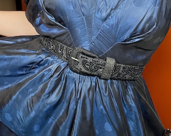 Cinturón vintage de los años 90 de terciopelo negro brillante con estampado paisley en relieve.