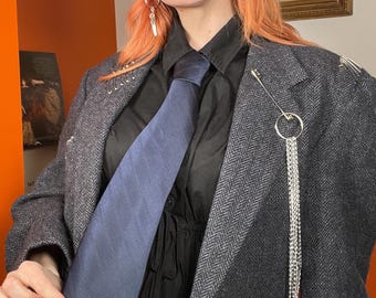 Accesorio de corbata unisex elegante con raya diplomática azul marino en diagonal vintage de los años 90