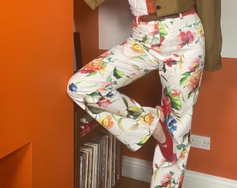 Bonitos vaqueros vintage de los 90, blancos, con estampado floral, acampanados y de talle alto.