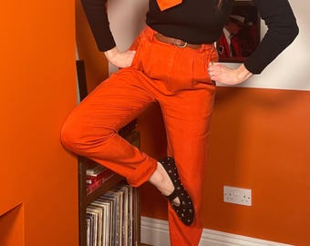 Pantalones rectos de pierna ancha con cinturón, color naranja quemado, estilo vintage de los 90.