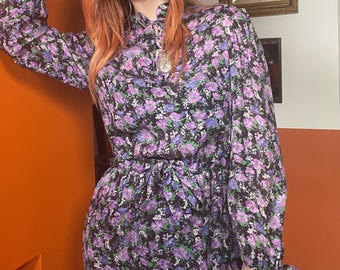 Vestido midi transparente hecho a mano, de estilo vintage de los años 70, color morado, con estampado floral de jardín primaveral.