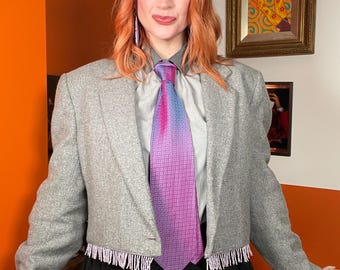 Blazer corto reciclado gris vintage de los años 90 con bonito ribete lila y cuentas.