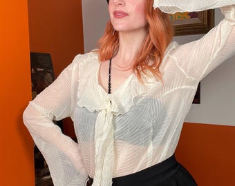 Blusa estilo camisa estilo años 90 con mangas vaporosas, encaje, estilo gótico, romántico y caprichoso, de Cumbres Borrascosas, en color crema transparente.
