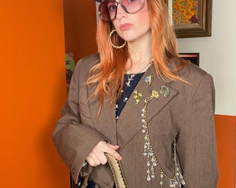 Blazer corto vintage de los años 70, marrón, reciclado, con broche de cuentas y detalles de joyería, ideal para primavera y verano.