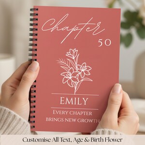 Puede incluir: Un cuaderno con espiral y cubierta color terracota. La portada presenta la palabra "Chapter" en escritura blanca sobre el número "50". Debajo, una ilustración floral y el nombre "EMILY" están impresos. También se ve el texto "EVERY CHAPTER BRINGS NEW GROWTH".