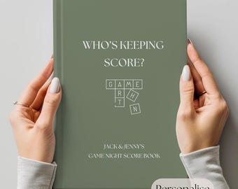 Könnte beinhalten: Ein salbeigrünes Hardcover-Punktbuch mit dem weißen Text "WHO'S KEEPING SCORE?" und einer Kreuzworträtsel-Grafik der Wörter "GAME" und "TURN". Darunter steht der Text "JACK & JENNY'S GAME NIGHT SCORE BOOK" mit einem "Personalise"-Etikett.