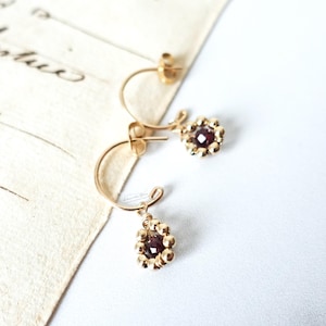 Boucles d'oreilles fleur en or laminé, créoles enroulé à la main, breloque marguerite grenat rouge