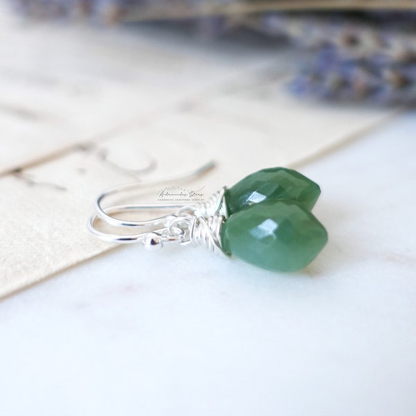 petites boucles d'oreilles jade en argent 925, pierre naturelle verte, bijoux minimalistes fil enroulé, délicates et fines, pendantes