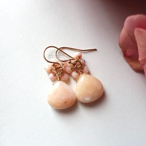 Rosa Edelstein-Clusterohrringe, peruanischer Rosa-Opalohrringe in Goldfill, einfaches Boho-Schmuckset, lässige leichte Ohrringe, feminin