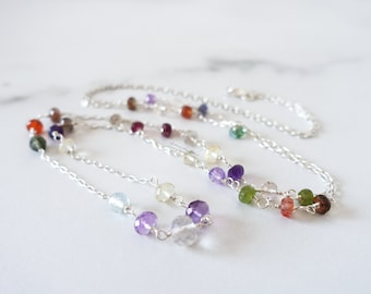 Collar de plata de ley con múltiples piedras preciosas de colores, joyería artesanal con cuentas de cuarzo.