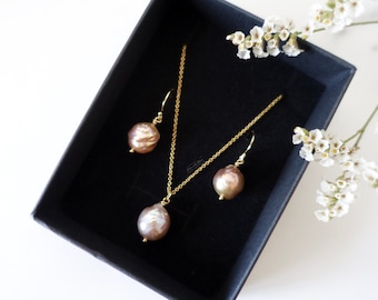 Set di gioielli con perle barocche rosa, collana e orecchini placcati in oro.