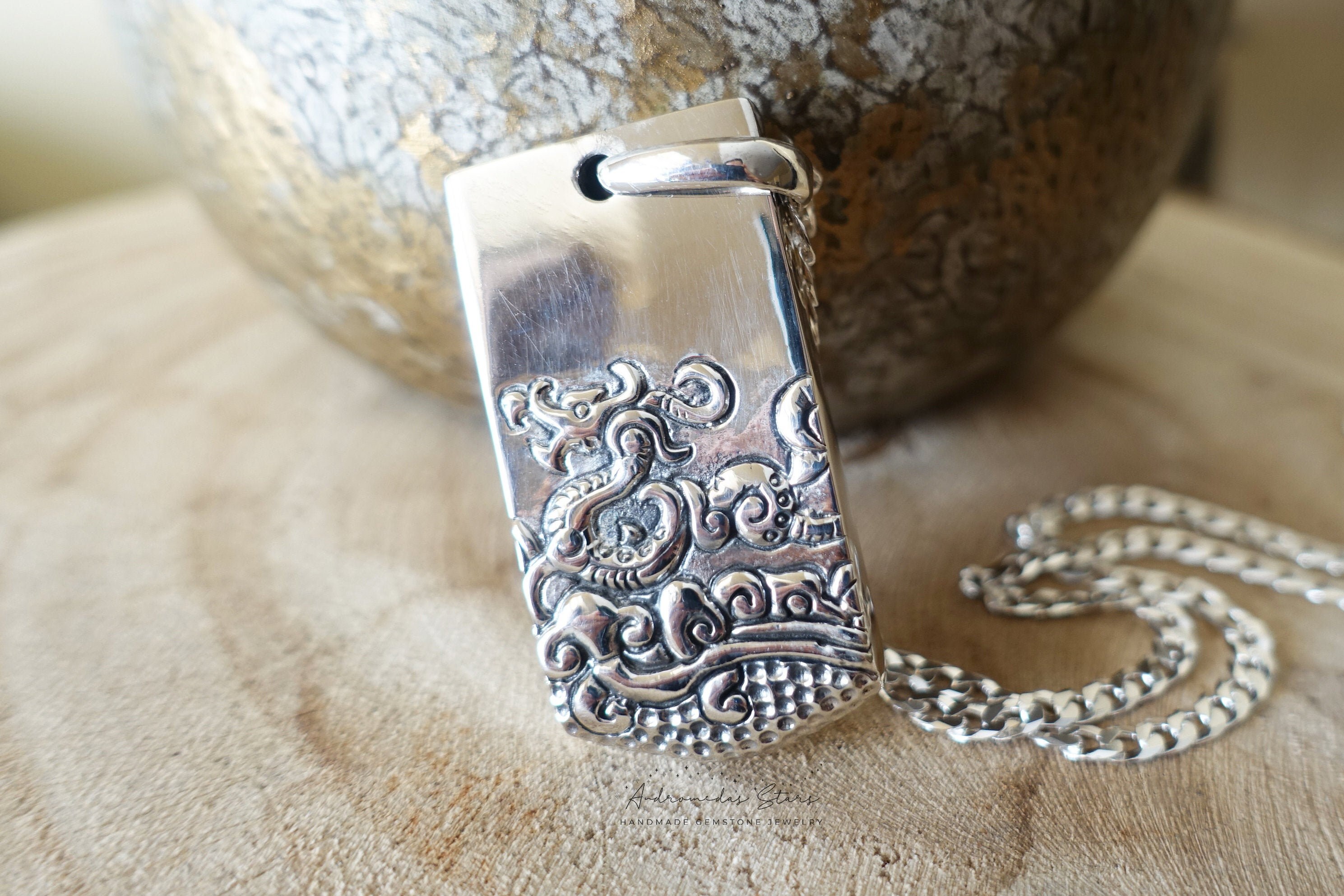 Pendentif Ancien En Argent Massif - Gros Modèle, Occasion Avec Une Petite Marque Sur La Pierre