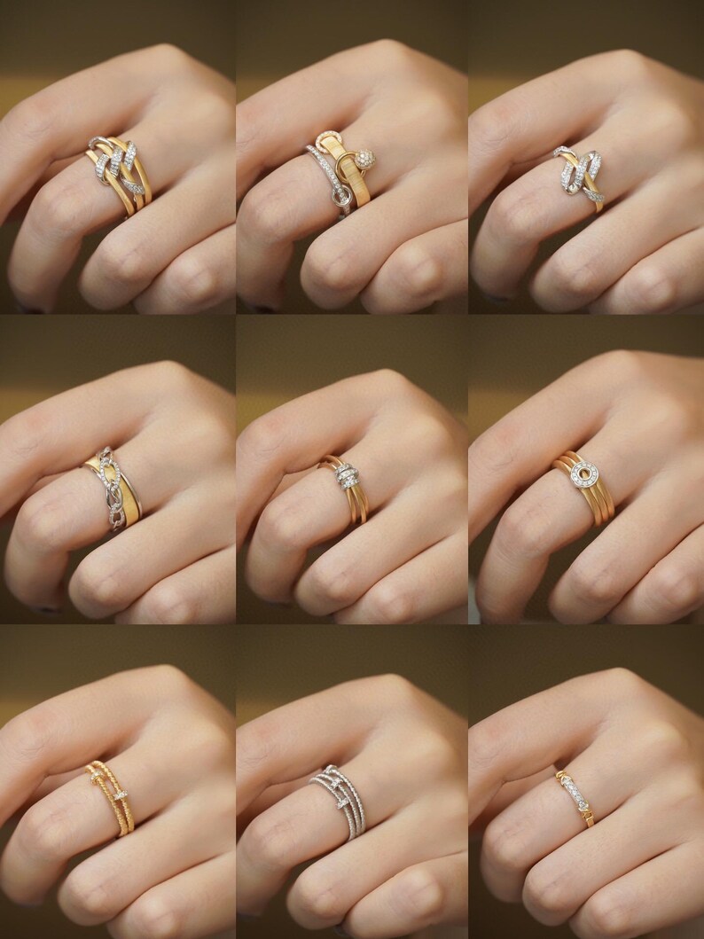 Pu&ograve; includere: Nove anelli diversi in oro e argento con accenti di diamanti. Gli anelli sono mostrati sul dito di un modello.