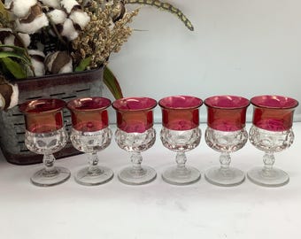 Copas de vino King’s Crown-Ruby exhibidas por Tiffin Franciscan