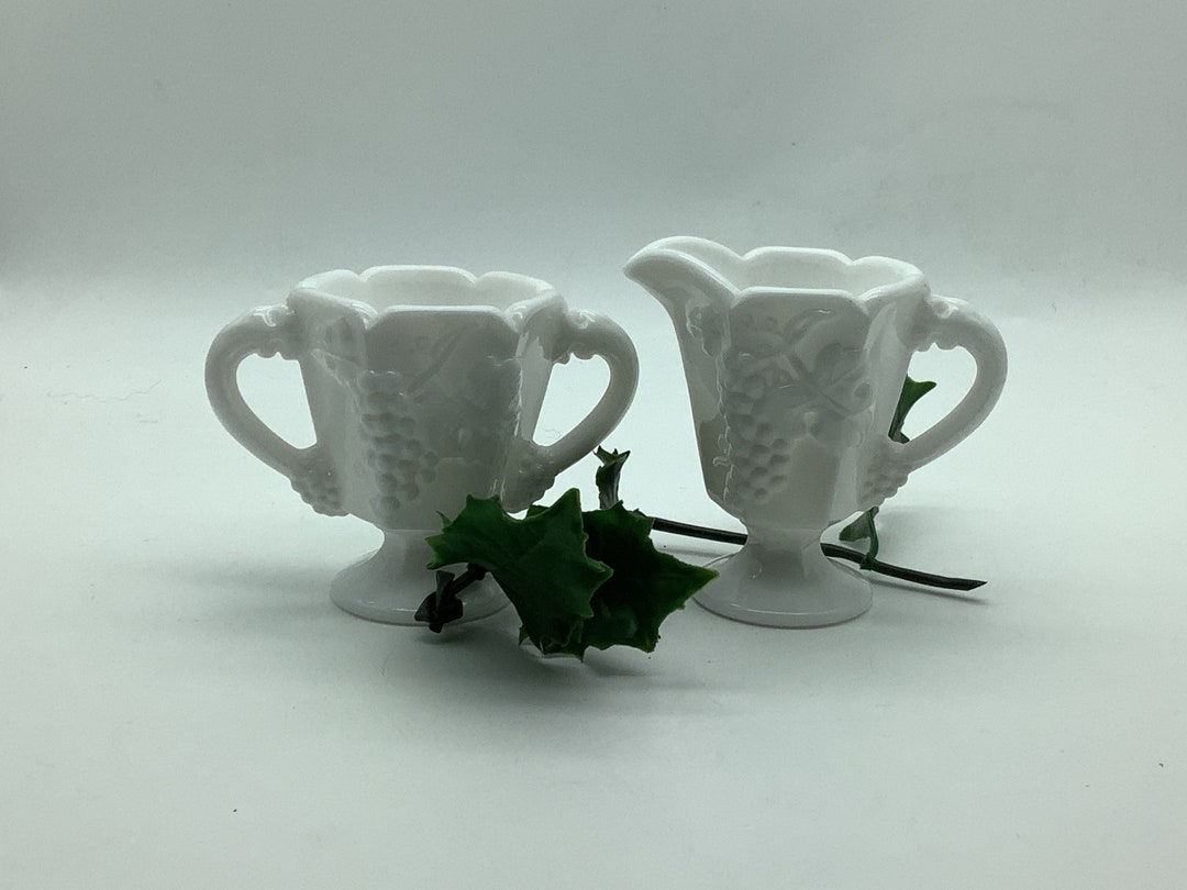 Fostoria のヴィンテージ ミルク グラス エンボス加工 グレープ