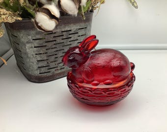 Caja de bombones con forma de conejito rojo rubí en un nido de Mosser Glass Company USA que brilla en la oscuridad.