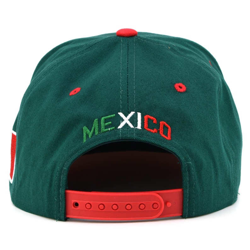Puede incluir: Una gorra de b&eacute;isbol verde con visera roja y correa blanca. La gorra tiene la palabra "MEXICO" bordada en la parte posterior en verde, blanco y rojo.
